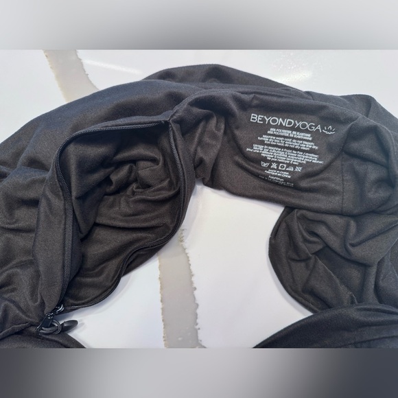 Beyond Yoga Womens Pocket Infinity Scarf  w/ Zipper Pocket in Black - Picture 2 of 4